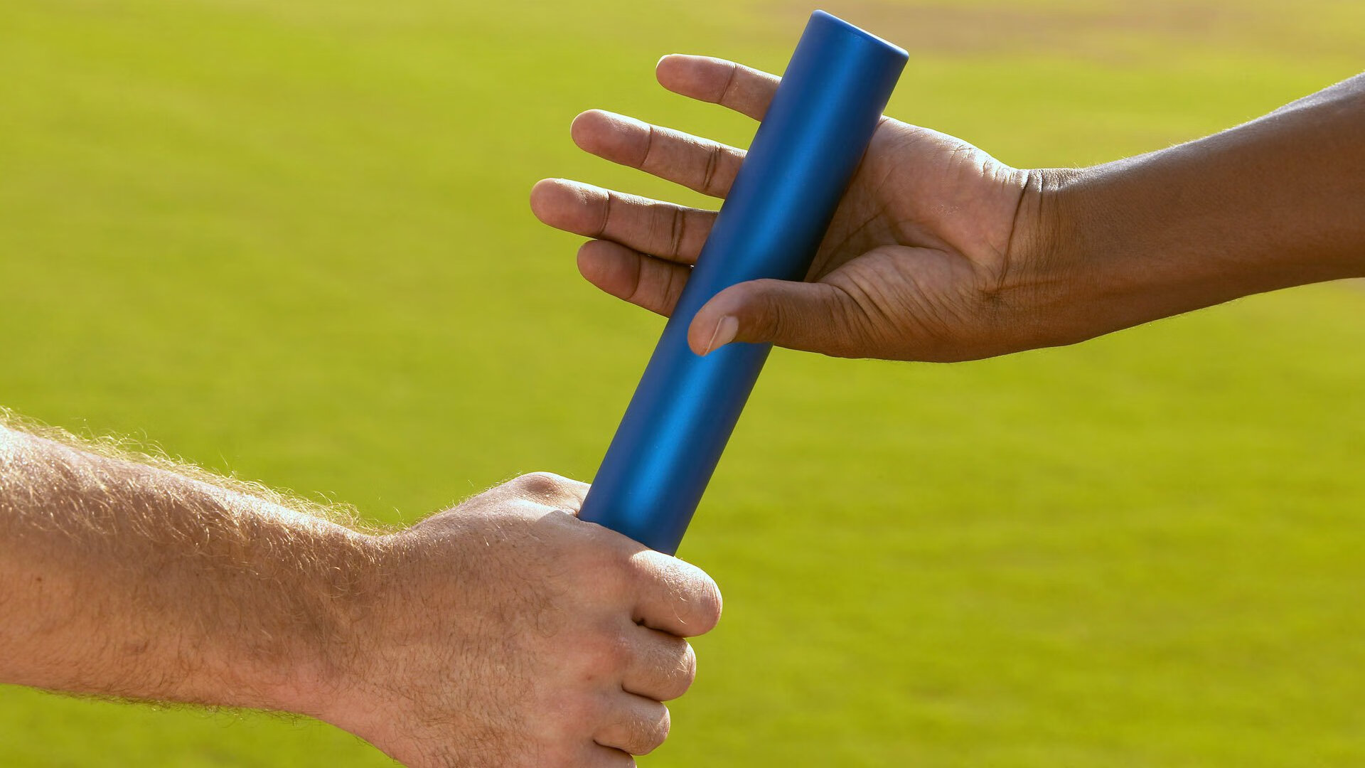 绿茵与赛道双重奏，AC米兰闪电战与奥亚尔萨瓦尔的街道狂飙